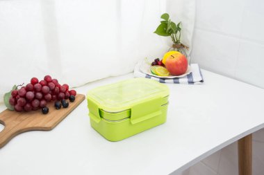 Masadaki renkli plastik beslenme çantaları