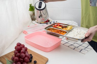 Masadaki renkli plastik beslenme çantaları