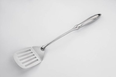 Masaüstüne paslanmaz çelik sofra takımı ve mutfak gereçleri yerleştirildi