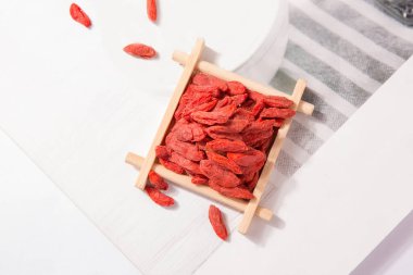 Masaya konmuş kırmızı goji üzümleri