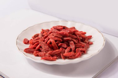 Masaya konmuş kırmızı goji üzümleri