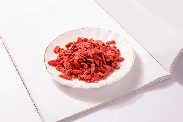 Masaya konmuş kırmızı goji üzümleri