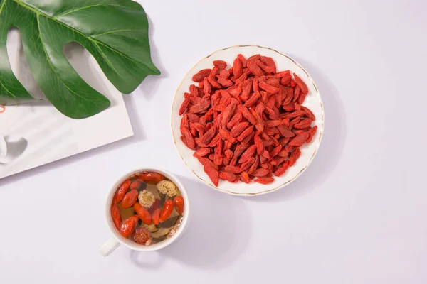 Masaya konmuş kırmızı goji üzümleri