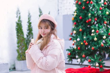 Sıcak kışta elinde telefon tutan kız.