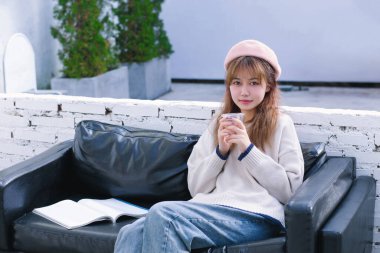 Ilık Kış: Kanepede Oturan Kızlar Okuma ve İçme Kahvesi