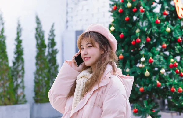 Das Mädchen Mit Dem Telefon Warmen Winter — Stockfoto