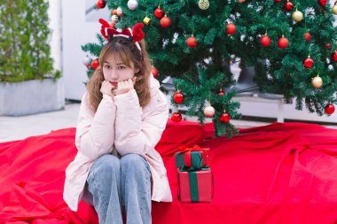 Soğuk kışta yakasını tutan bir kız