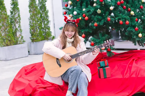 Kızın gitar çalmak
