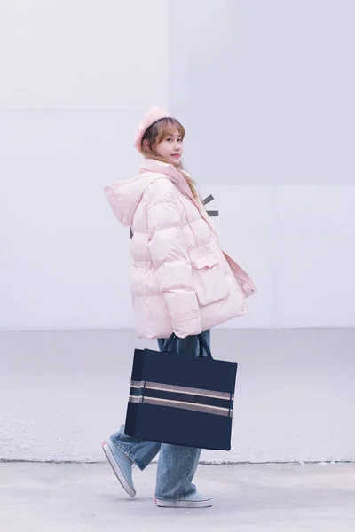 Ein Mädchen Trägt Eine Handtasche Beim Einkaufen — Stockfoto