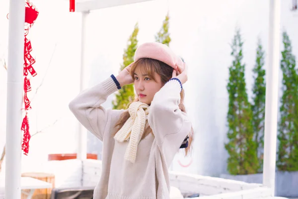 Ein Mädchen Mit Hut Und Schal Warmen Winter — Stockfoto