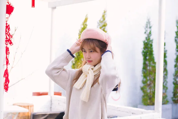 Ein Mädchen Mit Hut Und Schal Warmen Winter — Stockfoto