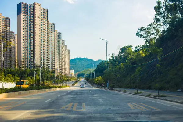 Geniş kentsel yol binaları ve yerleşim alanları