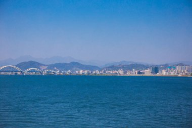 Binlerce kilometre boyunca uzanan berrak gökyüzü manzaralı güzel nehir manzarası.