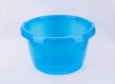 Renkli plastik lavabo ve çamaşır leğeni.