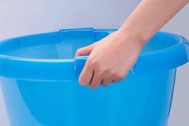 Renkli plastik lavabo ve çamaşır leğeni.