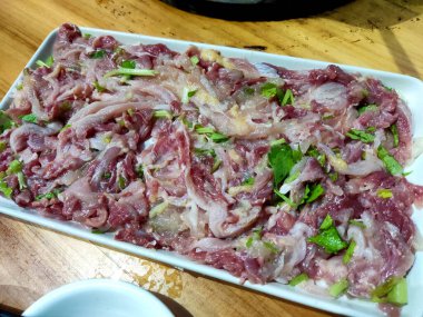 Dilimlenmiş tavuk dilimleri.