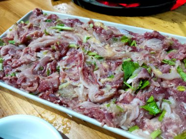 Dilimlenmiş tavuk dilimleri.