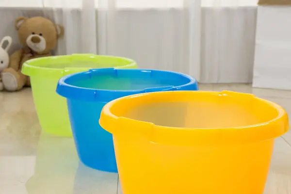 Renkli plastik lavabo ve çamaşır leğeni.