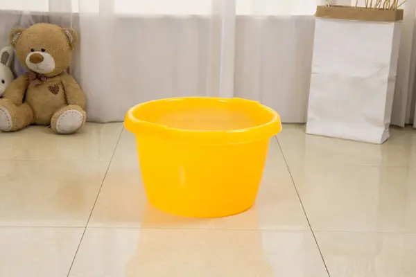 Renkli plastik lavabo ve çamaşır leğeni.