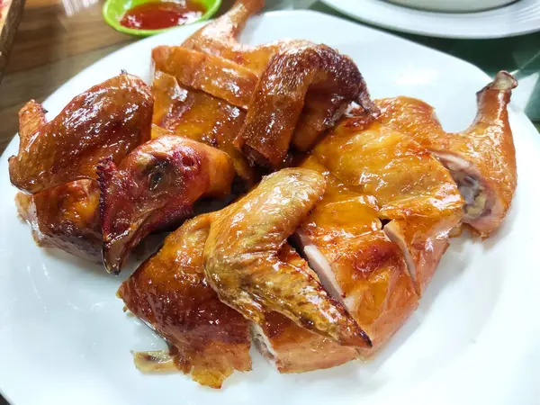 Lezzetli ve iyi pişmiş kızarmış tavuk.