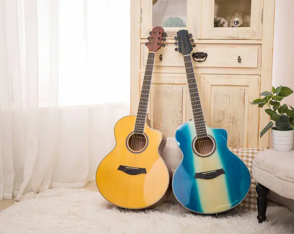 ギターフォーク 木製ギター クラシックギター ロイヤリティフリーのストック画像