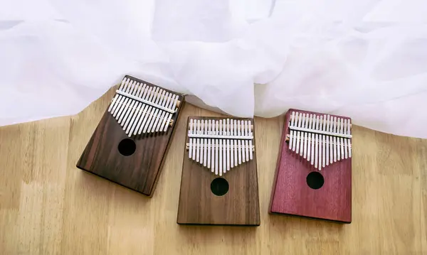 Internet Berühmtes Musikinstrument Finger Qin Daumen Qin Linba Qin Stockbild