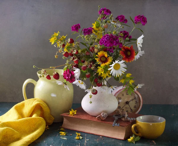 Stillleben Mit Blumen Und Gänseblümchen — Stockfoto
