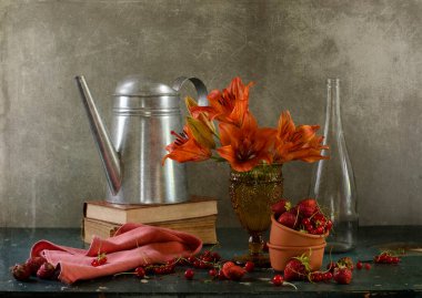 Hayat kırmızı ve sarı çiçeklerle dolu