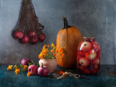 Sonbahar hasadı konsept-balkabağı, sebze ve baharatlar