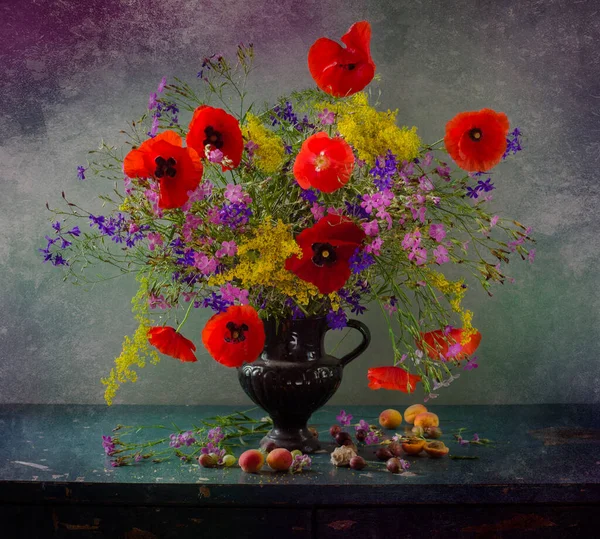 Renkli Güllerle Dolu Bir Hayat Ahşap Bir Arka Planda — Stok fotoğraf