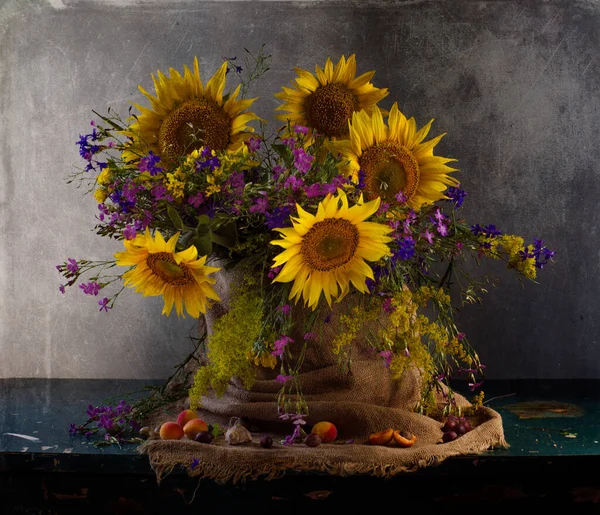 Ayçiçekleri Çiçeklerle Dolu Bir Hayat — Stok fotoğraf