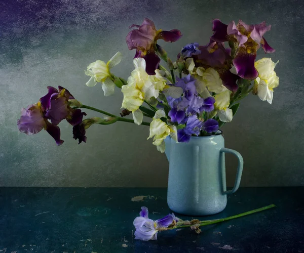 Beau Bouquet Fleurs Vase Lilas Sur Fond Sombre — Photo