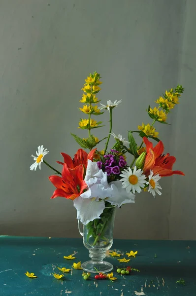 Koyu Arkaplanda Cam Bir Vazoda Güzel Bir Buket Çiçek — Stok fotoğraf