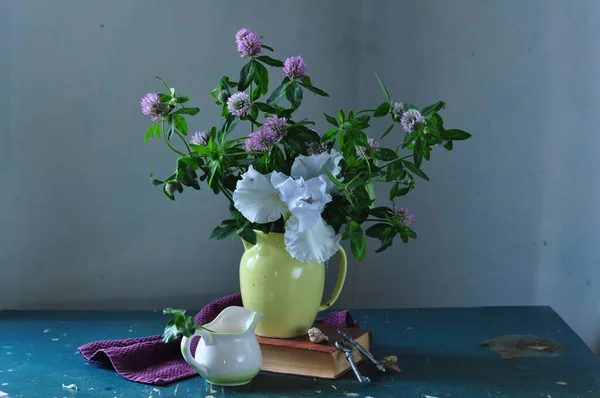 Schöner Strauß Mit Frühlingsblumen — Stockfoto