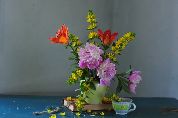 Vazoda Çiçeklerle Dolu Bir Hayat Gri Bir Arka Planda Bir — Stok fotoğraf