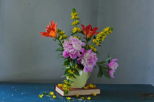 Ahşap Bir Arka Planda Vazoda Güzel Çiçekler — Stok fotoğraf