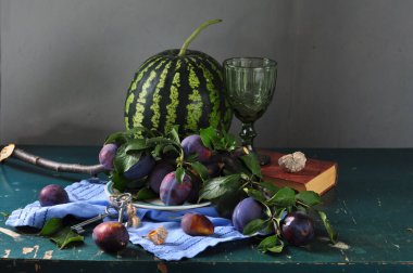 Sonbahar erikleri, karpuz ve ahşap masada meyveler, yakın çekim, dikey çekim