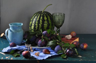 Sonbahar erikleri, karpuz ve ahşap masada meyveler, yakın çekim, dikey çekim