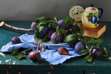 Sonbahar erikleri, karpuz ve ahşap masada meyveler, yakın çekim, dikey çekim