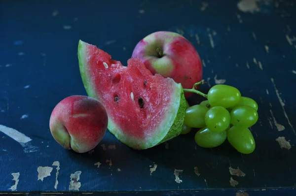 방울로 과일들을 덮는다 — 스톡 사진