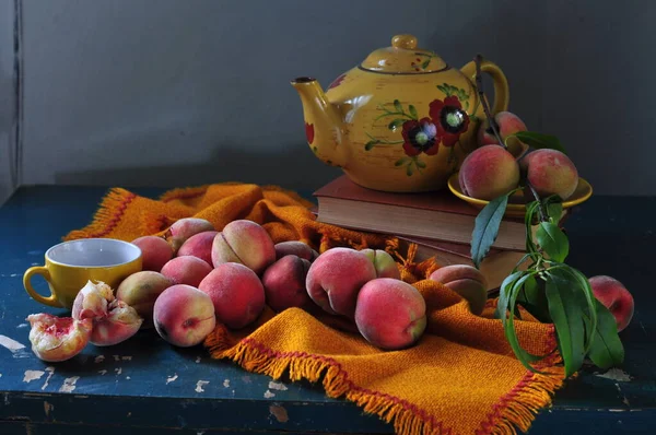 Stillleben Mit Pfirsichen Und Äpfeln Auf Einem Holztisch — Stockfoto