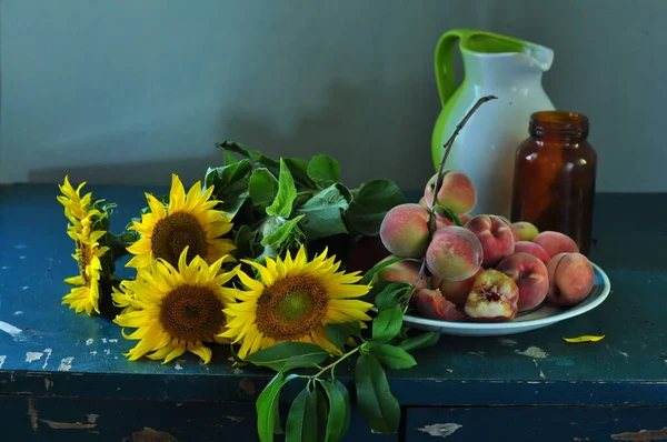 Strauß Roter Und Grüner Sonnenblumen Und Pfirsiche Auf Einem Holztisch — Stockfoto