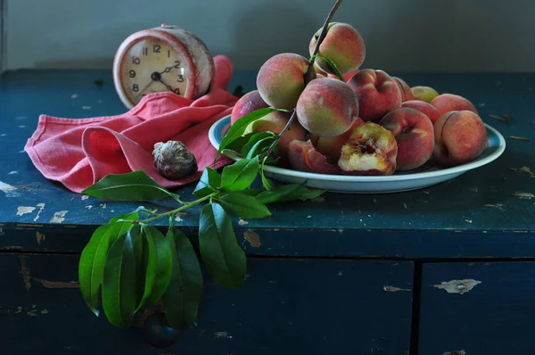 Frische Pfirsiche Und Äpfel Auf Einem Hölzernen Hintergrund — Stockfoto