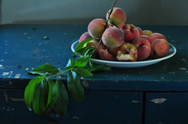 Ein Bund Roter Äpfel Und Blätter Reifer Pfirsiche Und Frischer — Stockfoto