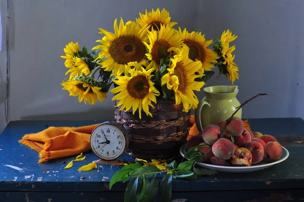 Strauß Roter Und Grüner Sonnenblumen Und Pfirsiche Auf Einem Holztisch — Stockfoto