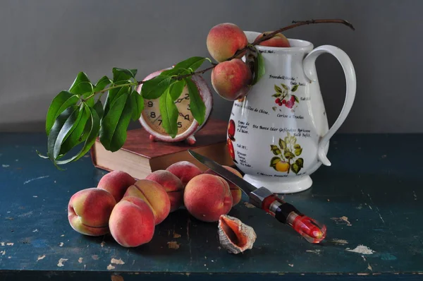 白桌上新鲜的桃子 健康饮食概念 — 图库照片
