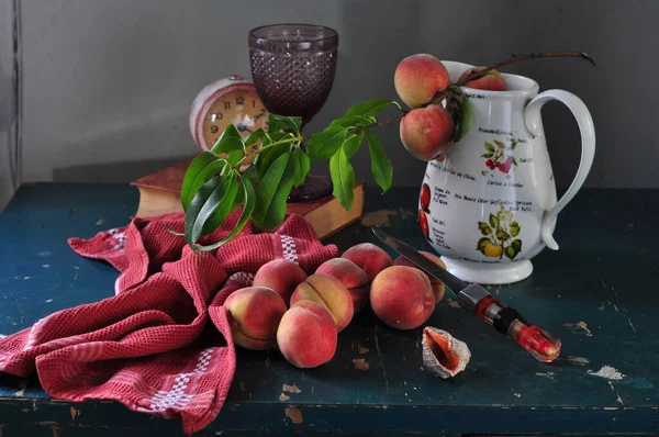 Verse Perziken Appels Een Houten Ondergrond — Stockfoto