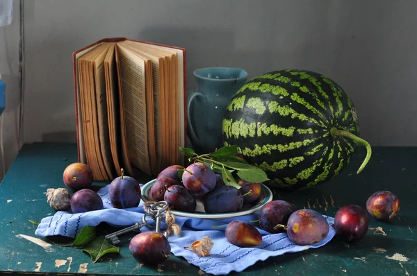 Stillleben Mit Herbstpflaumen Wassermelone Und Früchten Auf Holztisch Nahaufnahme Vertikale — Stockfoto