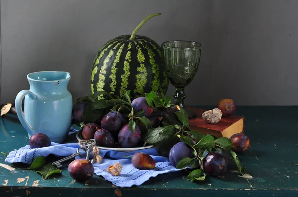 Νεκρή Φύση Φθινοπωρινά Δαμάσκηνα Καρπούζι Και Φρούτα Στο Ξύλινο Τραπέζι — Φωτογραφία Αρχείου