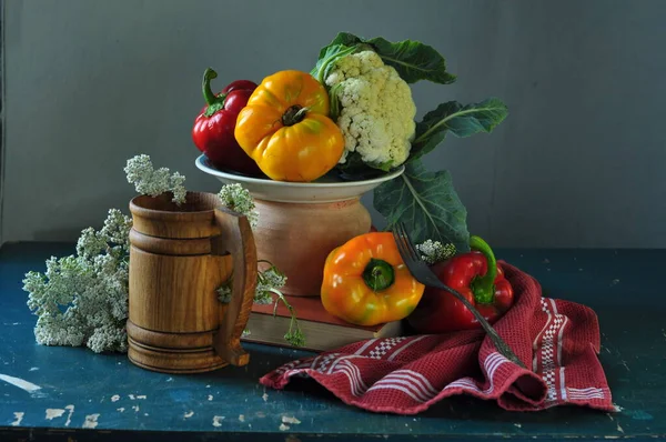 Tahta bir arka planda sepette taze sebzeler.